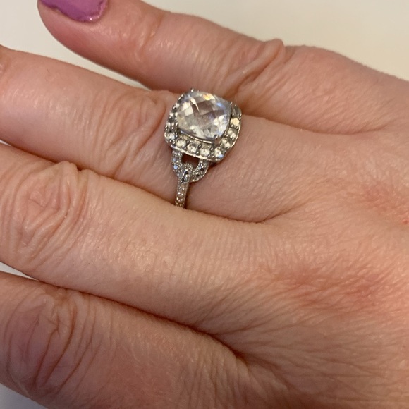 Beautiful ring from peoples ( older) but almost new cond - Picture 2 of 2